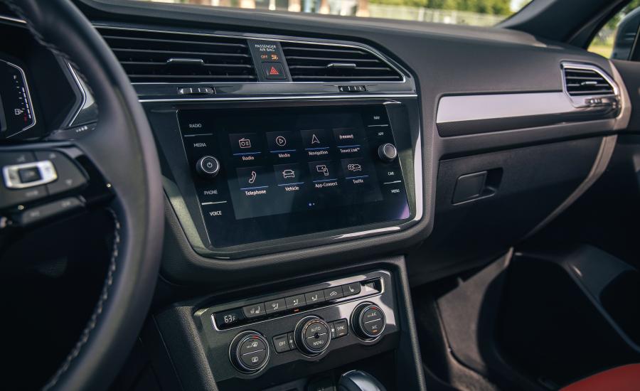 Детали интерьера Volkswagen Tiguan R-Line 2017 года  (NA) (фото 27 из 43)